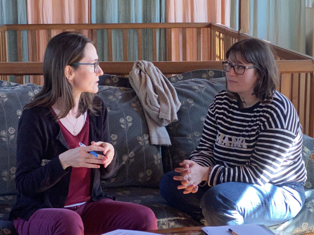 Femme qui enseigne à une stagiaire la naturopathie au CNR